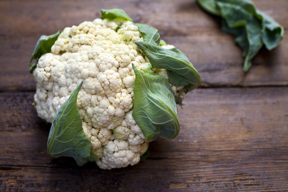 Květák. Je jedno, jestli jste vegetarián, anebo se maso vyskytuje na vašem jídelníčku celkem běžně. Květák totiž obsahuje bílkoviny, které potřebujete při hubnutí a správném životním stylu, aby se vám mohli tvořit svaly. Navíc je také bohatým zdrojem vlákniny, která vás zasytí na delší dobu. Mimo to má spousty dalších zdravotních výhod, obsahuje totiž spousty vitamínů a minerálů, které jsou důležité třeba také proti lámání a třepení nehtů.