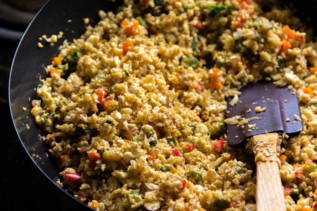 Květákovou rýži můžete různě ochucovat kořením, zeleninou a bylinkami