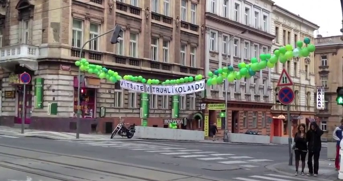 Posměšný nápis na pražském Smíchově si vzal na mušku kontroverzní betonové květináče v době protestů