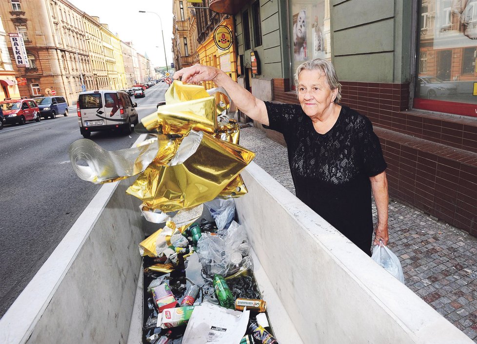 Kontroverzní květináče na Praze 5 nyní slouží spíše jako odpadkové koše