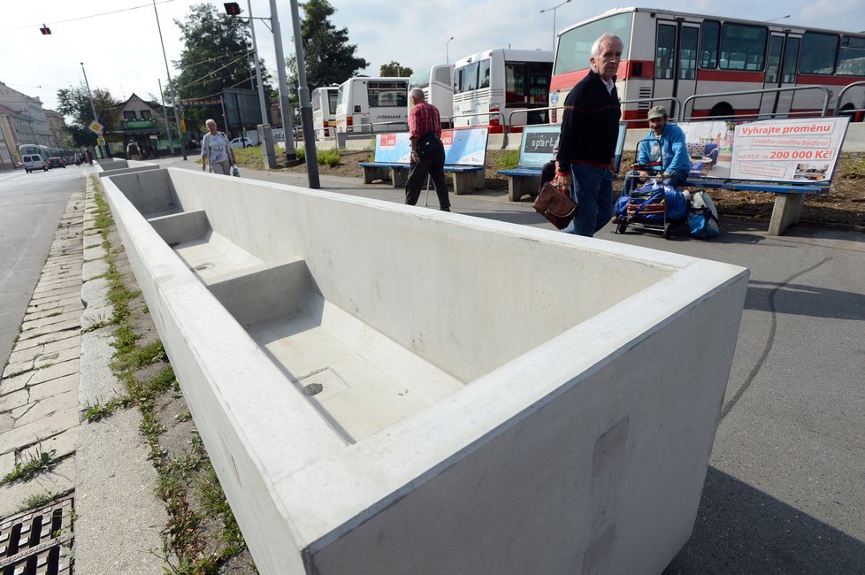 Betonových květináčů nakoupila Praha 245. Nad touto investicí zůstává rozum stát...