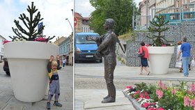 Strakonická radnice rozestavila po městě obří květináče.