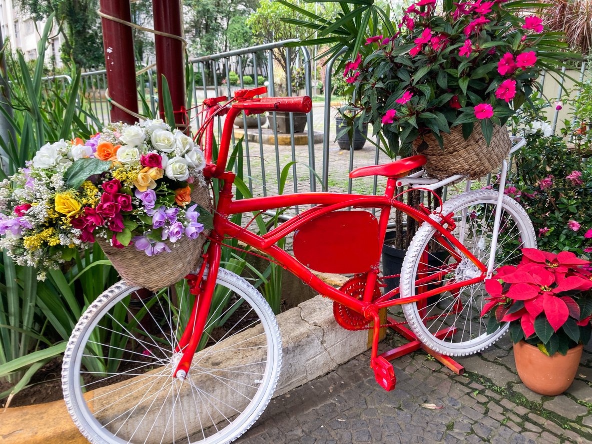 Staré kolo natřete a ověste květinami. Nádhernou zahradní dekoraci máte na světě.