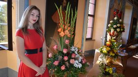 Klaudie Grozmanová oblkla rudé šaty, aby podtrhla barvu rudých růží.