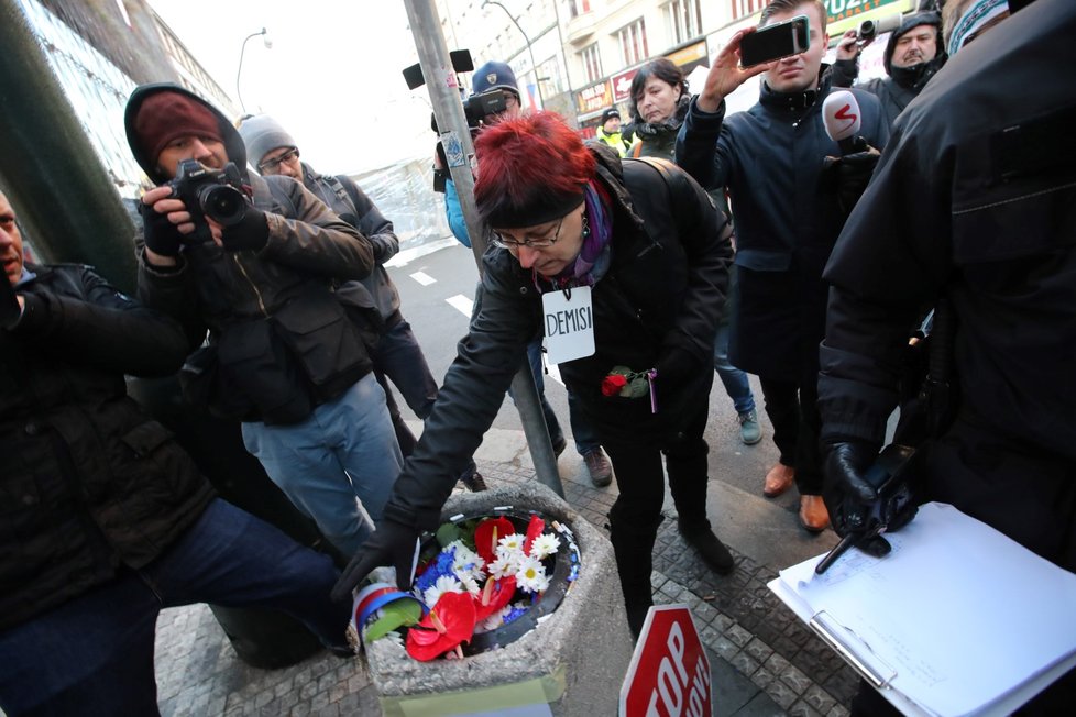 Květiny 17. listopadu skončily v koši.