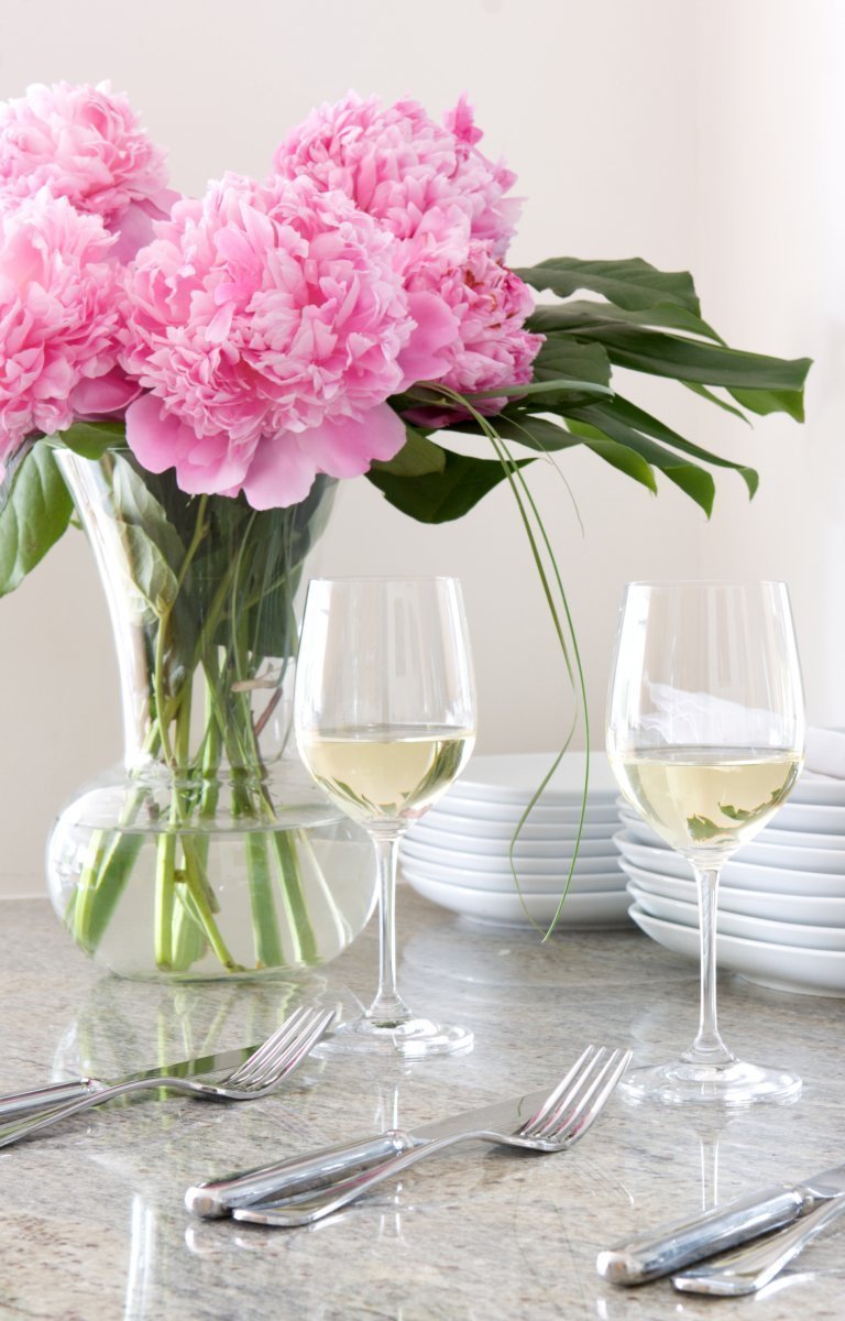 Váza s čirého skla se dokonale hodí k ostatním drobnostem na stole a dává vyniknout barevné kytici.