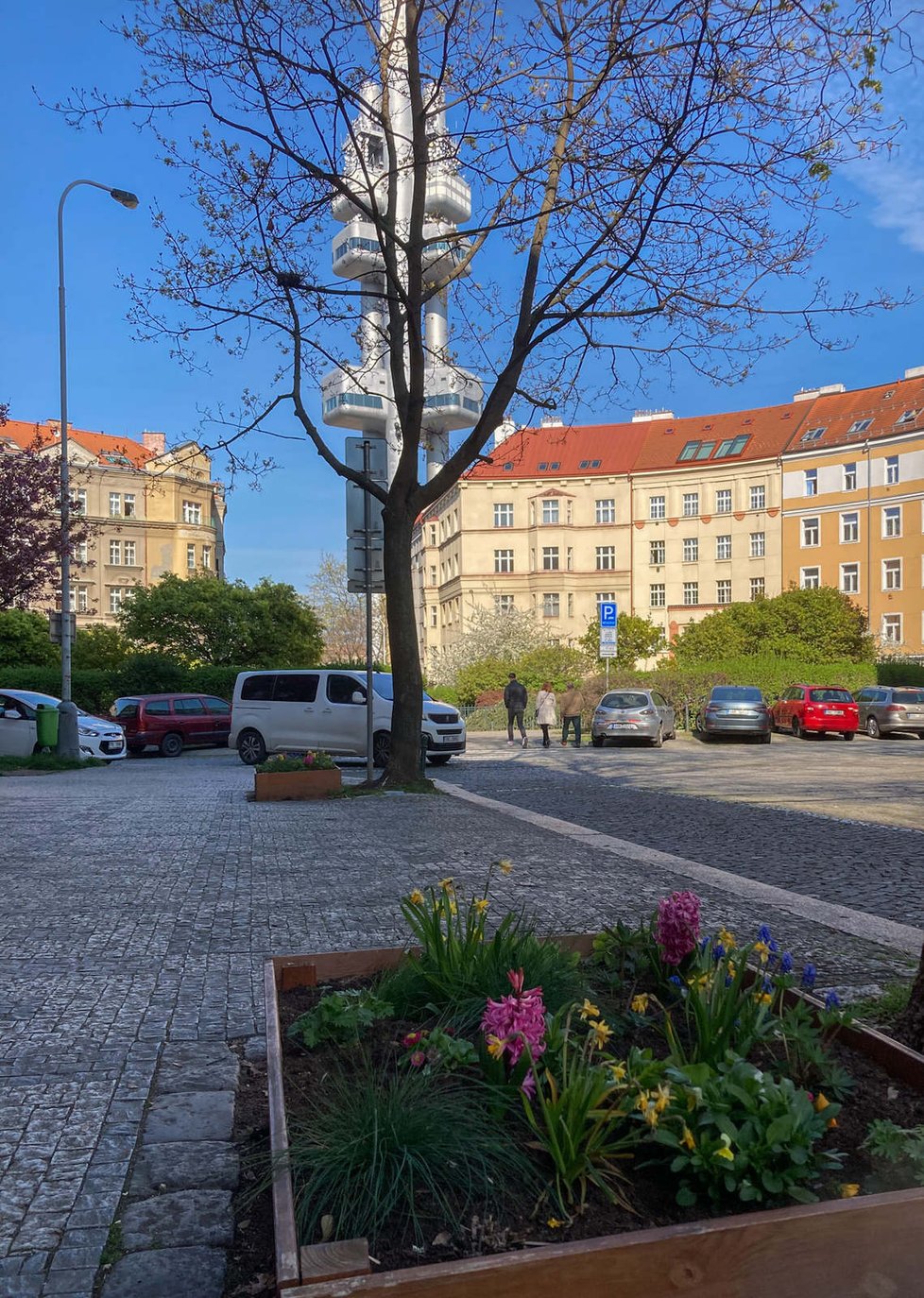 Květinový truhlík krášlí ulici Zvonařova
