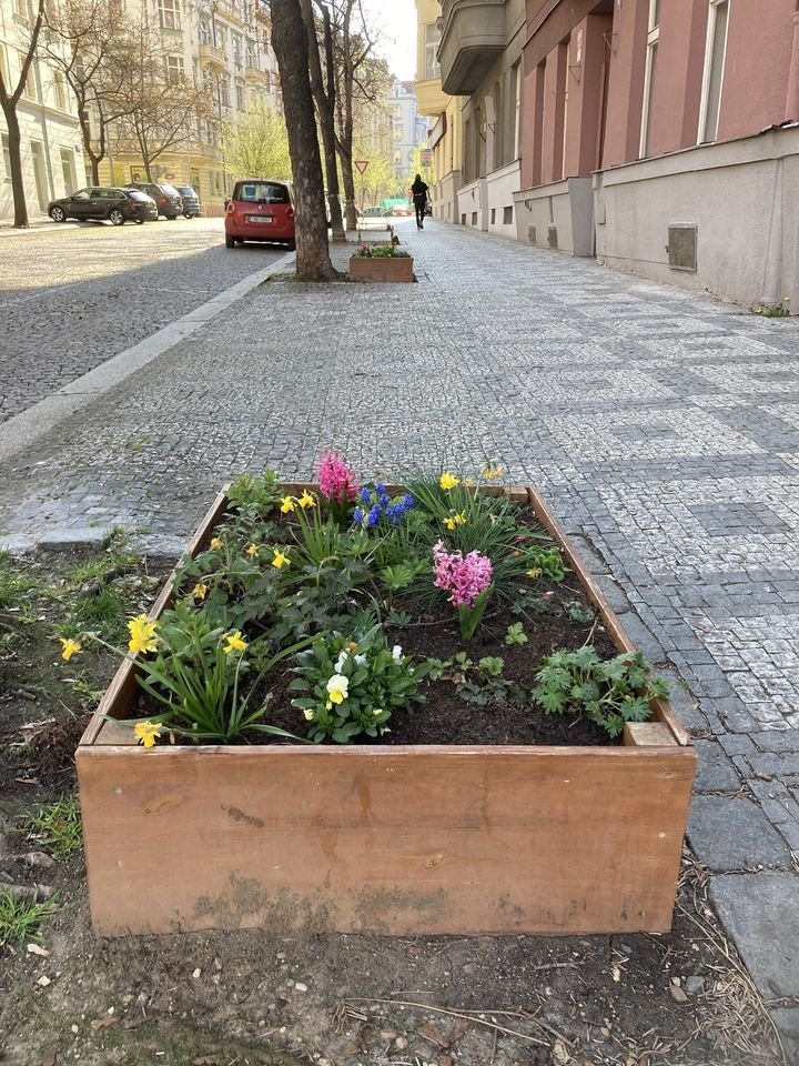 Květinový truhlík krášlí ulici Zvonařova