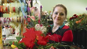 „Pro starší ženu se hodí tahle kytice z tulipánů za 439 korun,“ ukázala Petra Klímová v květinářství Voňková v Hradci Králové