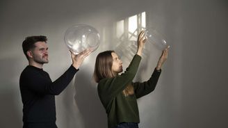 Sklo s otiskem bukových lesů. Sklárna Květná se s novými majiteli vydává cestou vlastního designu Sklo s otiskem bukových lesů. Sklárna Květná se s novými majiteli vydává cestou vlastního designu