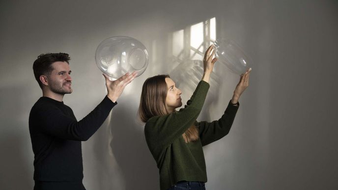 Art director sklárny Tomáš Kučera a designérka Klára Janypková mění umělecký styl sklárny. Art director sklárny Tomáš Kučera a designérka Klára Janypková mění umělecký styl sklárny.