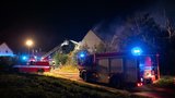 Půlnoční požár zaměstnal hasiče v Květnici u Prahy: Budova statku kompletně vyhořela