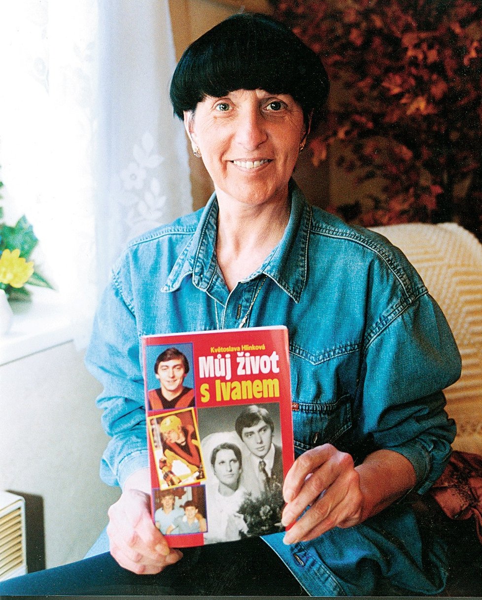 Květoslava Hlinková s první knihou ze života s Ivanem
