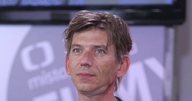 Režisér Jiří Strach je hubený.