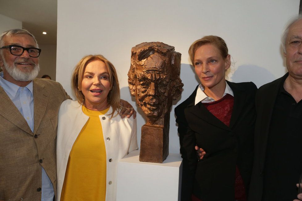 Jiří Bartoška, Dagmar Havlová, Uma Thurman a Zdeněk Makovský na odhalení busty Václava Havla.