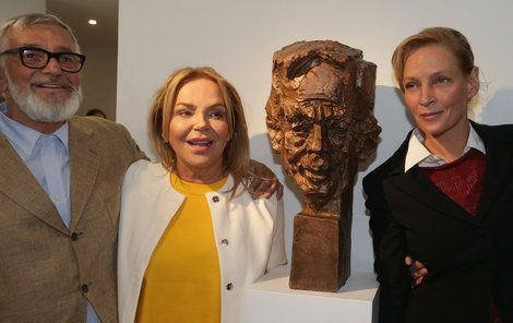 Jiří Bartoška, Dagmar Havlová, Uma Thurman a Zdeněk Makovský na odhalení busty Václava Havla.