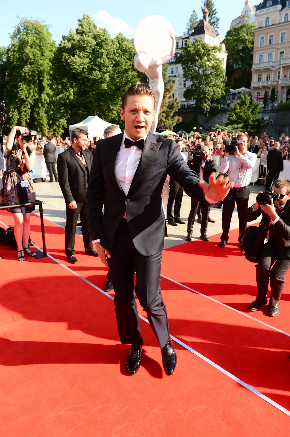 Jeremy Renner na červeném koberci ve Varech.