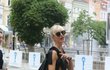 Karolína Kurková si vybrala luxusní kabelku značky Fendi.