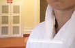 Unavená Jenovéfa Boková v hotelu v Karlových Varech Unavená Jenovéfa Boková v hotelu v Karlových Varech