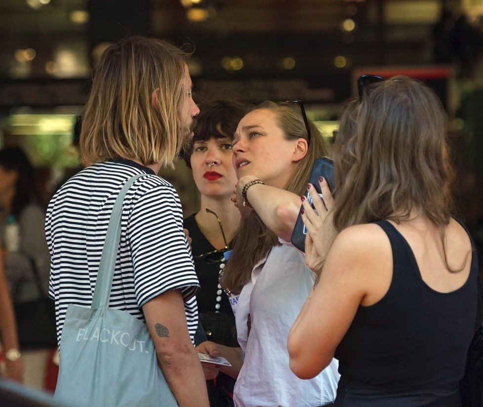 Kristýna Boková si prohlížela monokl Martina Složila.