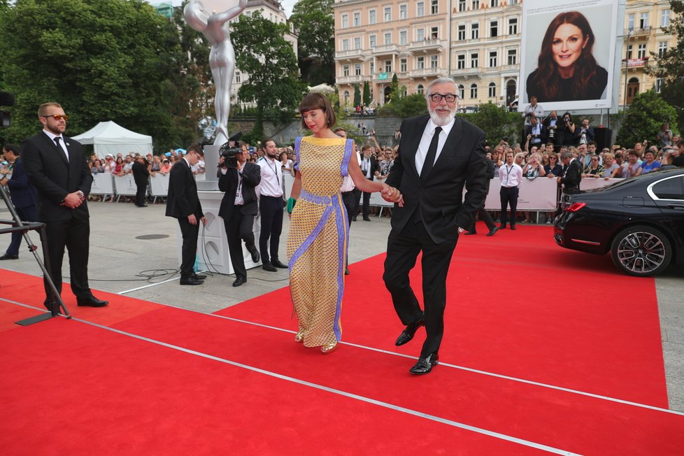 Jiří Bartoška s manželkou Andreou na závěrečném ceremoniálu KVIFF 2019.