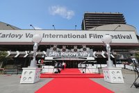 Filmový festival ve Varech letos nebude: Bartoška přijde o miliony, Češi o hvězdy