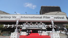 Mezinárodní filmový festival v Karlových Varech letos nebude. Nahradí ho promítání o celé zemi.