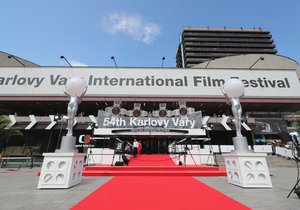 Mezinárodní filmový festival v Karlových Varech letos nebude. Nahradí ho promítání o celé zemi.