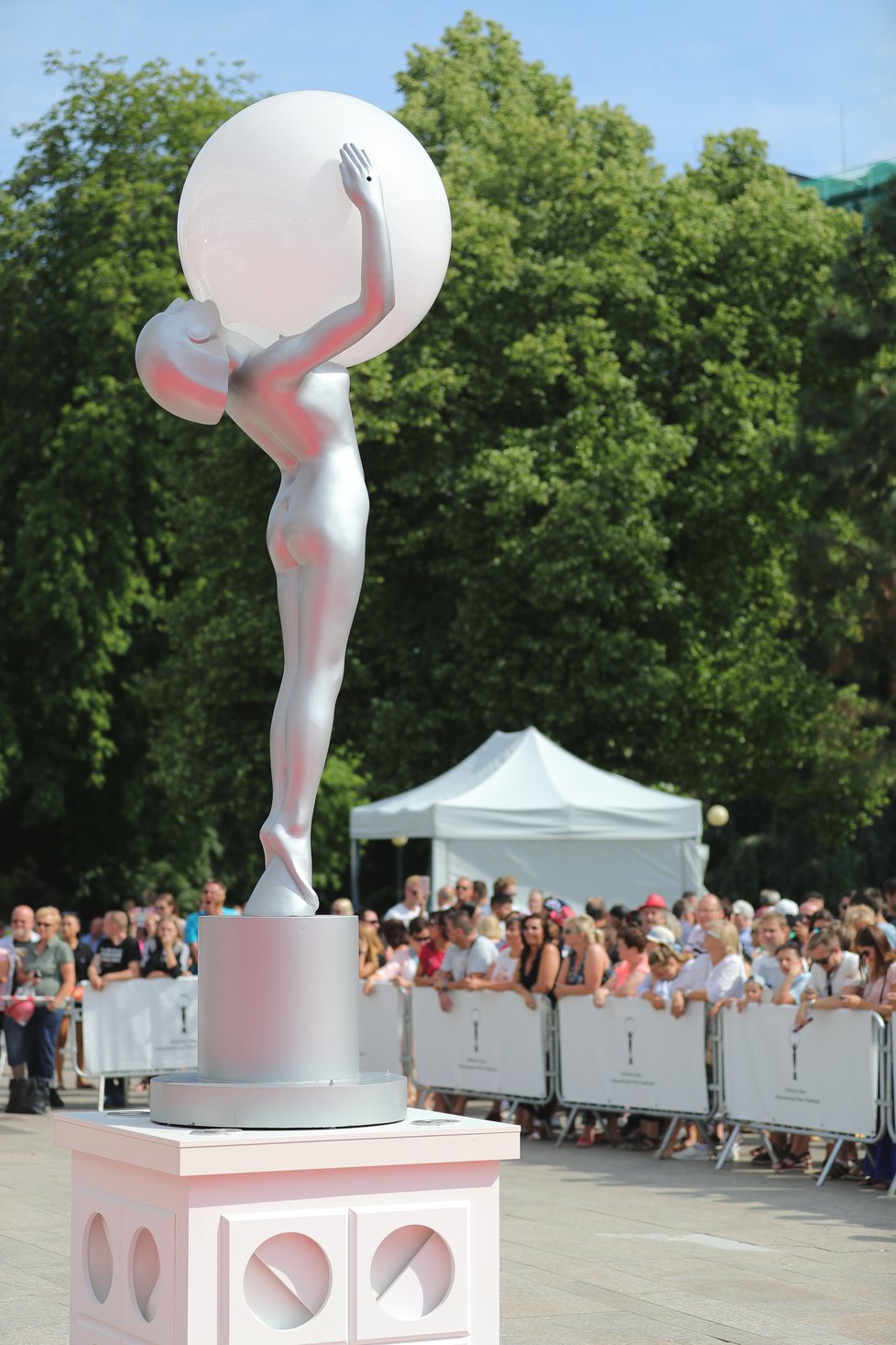 Lidé čekají na příjezd hvězd na závěrečný ceremoniál KVIFF 2019.