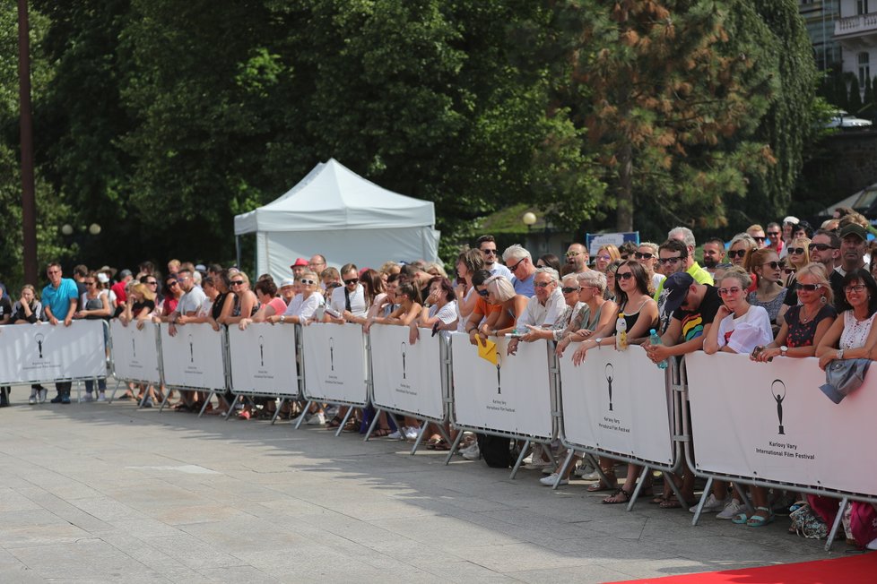 Lidé čekají na příjezd hvězd na závěrečný ceremoniál KVIFF 2019.