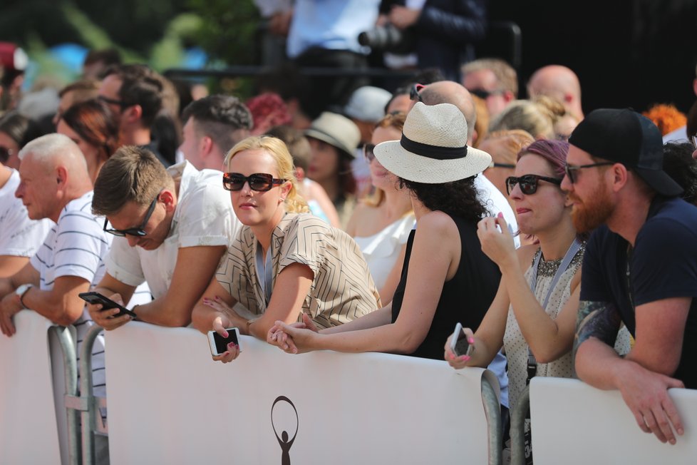 Lidé čekají na příjezd hvězd na závěrečný ceremoniál KVIFF 2019.