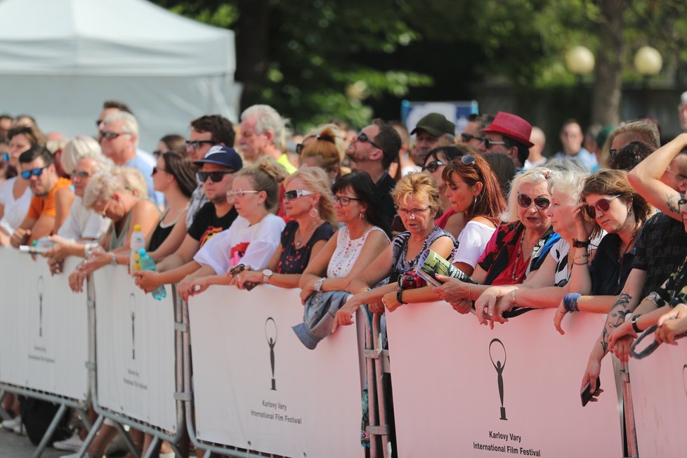 Lidé čekají na příjezd hvězd na závěrečný ceremoniál KVIFF 2019.