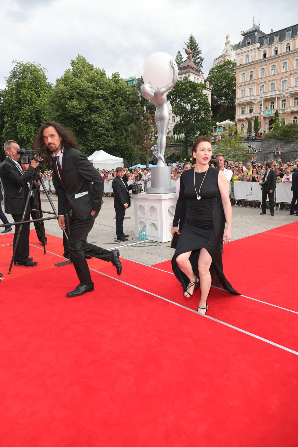 Zuzana Stivínová na závěrečném ceremoniálu KVIFF 2019.