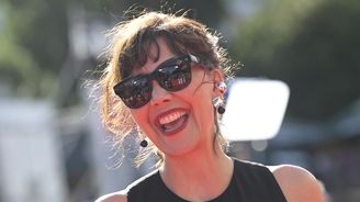 Studovala jsem v Praze. Školu jsem zazdila, ale umím si objednat pivo v češtině, zaskočila Maggie Gyllenhaal Studovala jsem v Praze. Školu jsem zazdila, ale umím si objednat pivo v češtině, zaskočila Maggie Gyllenhaal