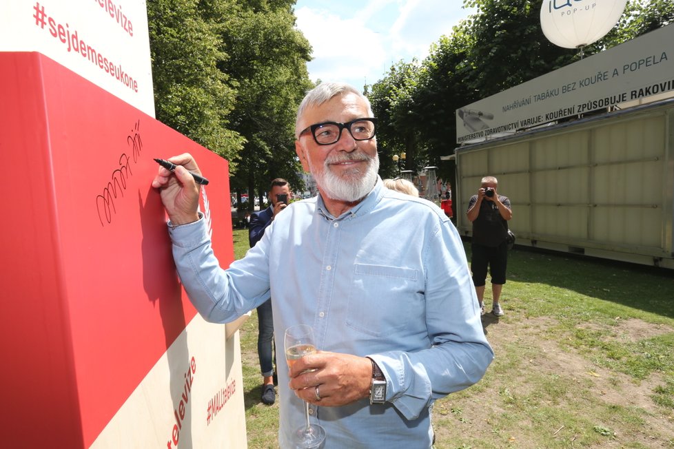 Jiří Bartoška na festivalu ve Varech.