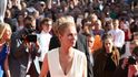 Uma Thurman je hlavní hvězdou letošního festivalu. Na zahájení zvolila bílou róbu, která jí dokonale padla. Uma Thurman je hlavní hvězdou letošního festivalu. Na zahájení zvolila bílou róbu, která jí dokonale padla.