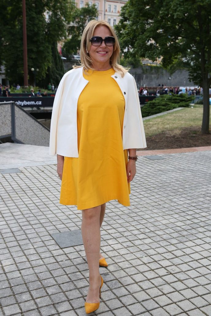 Dagmar Havlová je stálicí karlovarského festivalu. Přijela až na druhý den a ve žlutých šatech rozzářila celé okolí. Dagmar Havlová je stálicí karlovarského festivalu. Přijela až na druhý den a ve žlutých šatech rozzářila celé okolí.