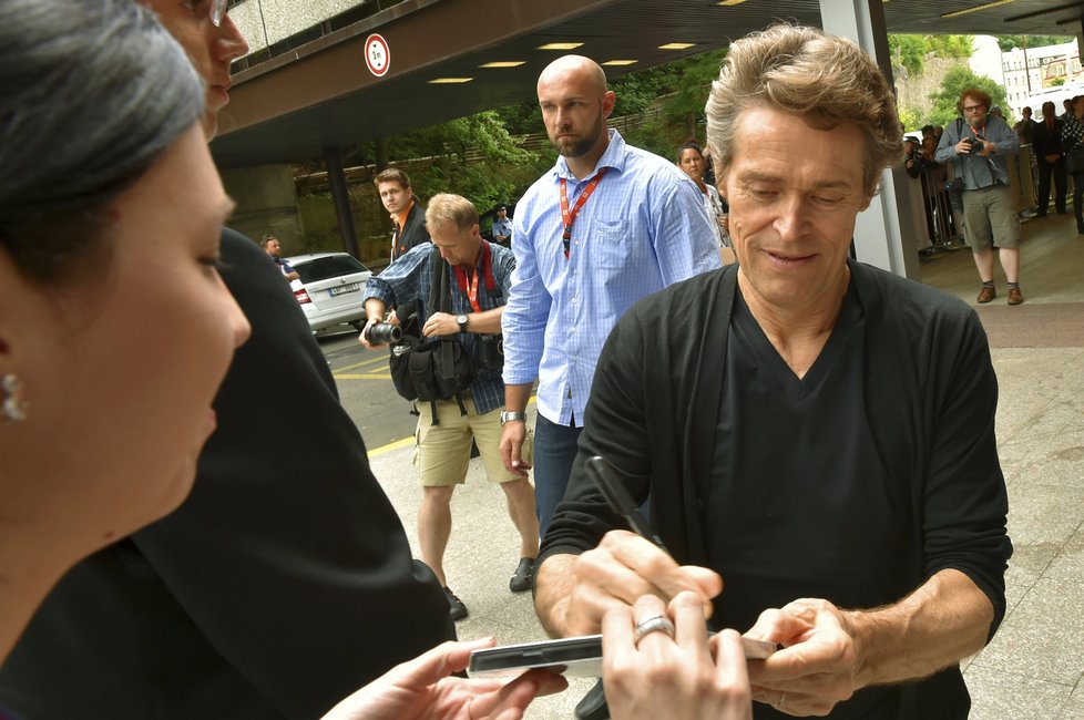 Willem Dafoe rozdával autogramy.