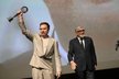 Ewan McGregor přebírá globus od prezidenta MFF Karlovy Vary Jiřího Bartošky