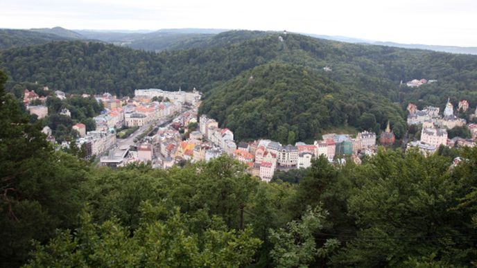 Karlovy Vary z vyhlídky Tři kříže