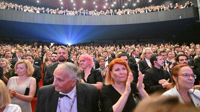 V Karlových Varech začíná filmový festival, sledujte slavnostní zahájení