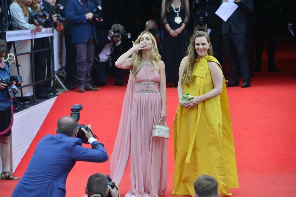 Exkluzivně a živě: V Karlových Varech začíná filmový festival, sledujte hvězdy na červeném koberci
