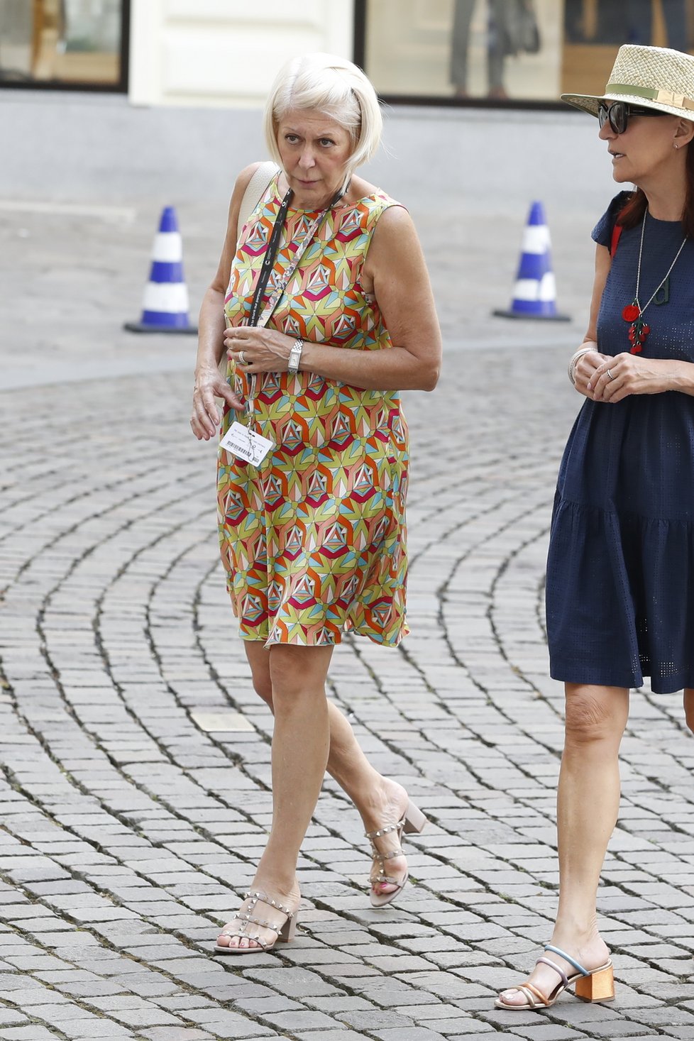 Manželka Miroslava Donutil s návrhářkou Beatou Rajskou přichází do hotelu Pupp.