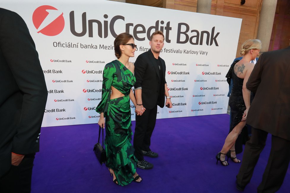 UniCredit party ve Varech: Jakub Prachař a Sara Sandeva