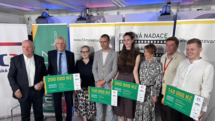 Zleva Ivo Mathé, Ivan Hubač, Helena Uldrichová (Česká televize), Jan Němec, Anna Mrázková, Zuzana Tylčerová (innogy), Petr Tichý (Studio Barrandov) a Marcel Peterka Zleva Ivo Mathé, Ivan Hubač, Helena Uldrichová (Česká televize), Jan Němec, Anna Mrázková, Zuzana Tylčerová (innogy), Petr Tichý (Studio Barrandov) a Marcel Peterka