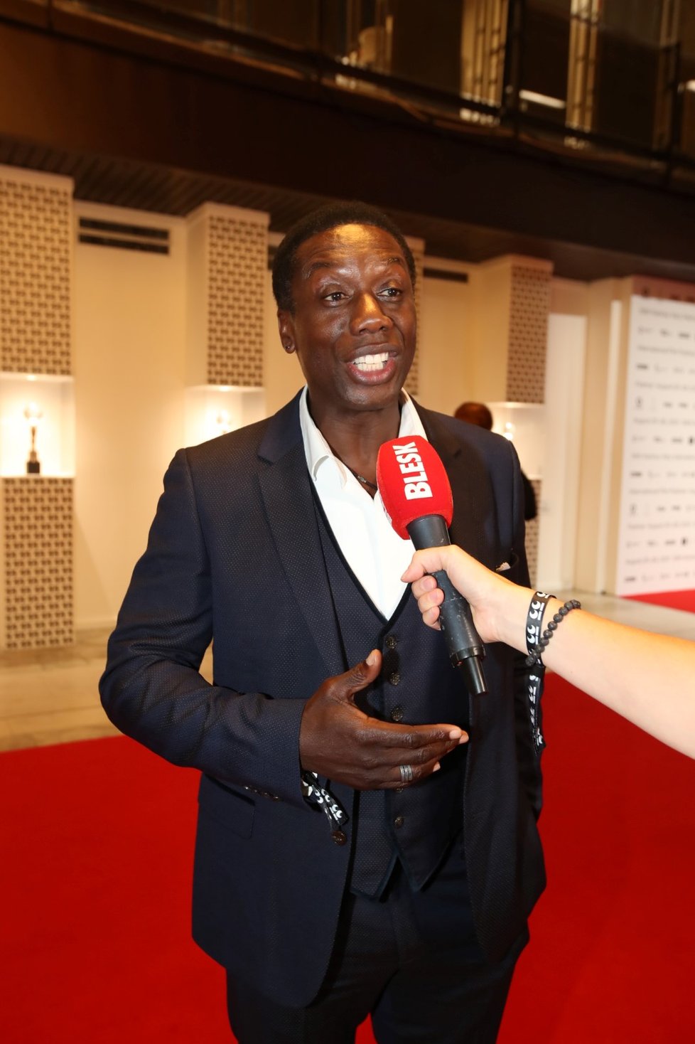 Hakeem Kae-Kazim na slavnostním zakončení festivalu