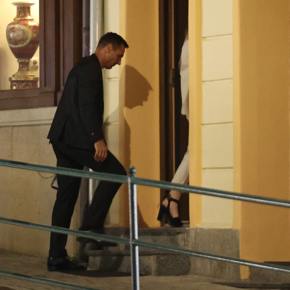 Noční cesta Romana Šebrle i s doprovodem na hotel