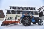 Zima 2018: Traktor upravuje silnici na Kvildě.