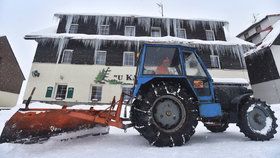 Zima 2018: Traktor upravuje silnici na Kvildě.