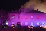 Při požáru budovy v Kvítkovicích zemřel jeden člověk.